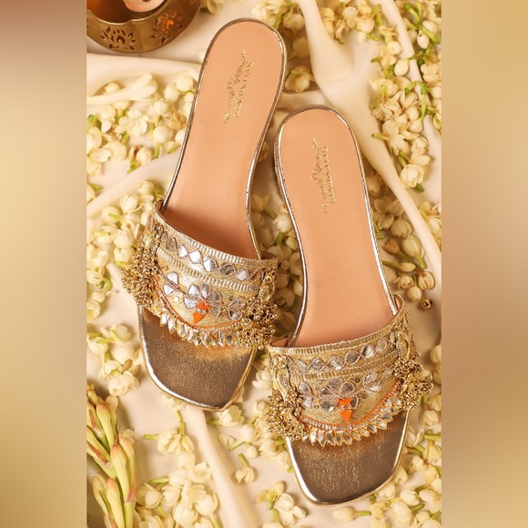 Gold sandals - Picture 1 of 3